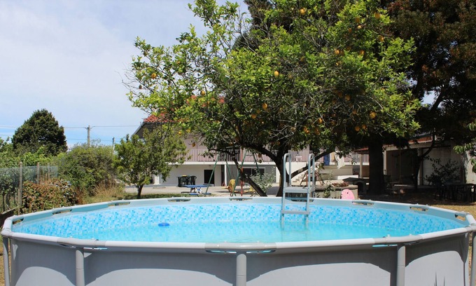 Marinha do Seixo Apartment | Fino Seixo, a spacious apartment with a large garden.