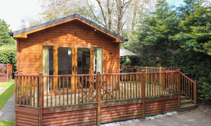 Troutbeck Bridge Cottage | FIR TREE LODGE, pet friendly, with hot tub in Windermere