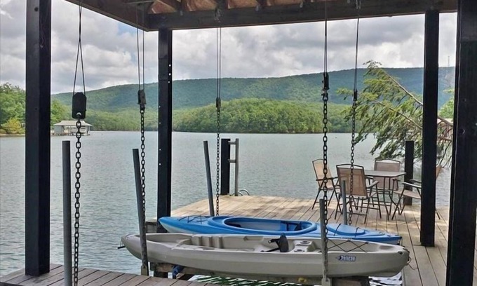 Huddleston House | Fire-pit, Kayaks, Paddleboard, Wifi, Game Room, Pet Friendly & More! Come Visit "English Retreat"!