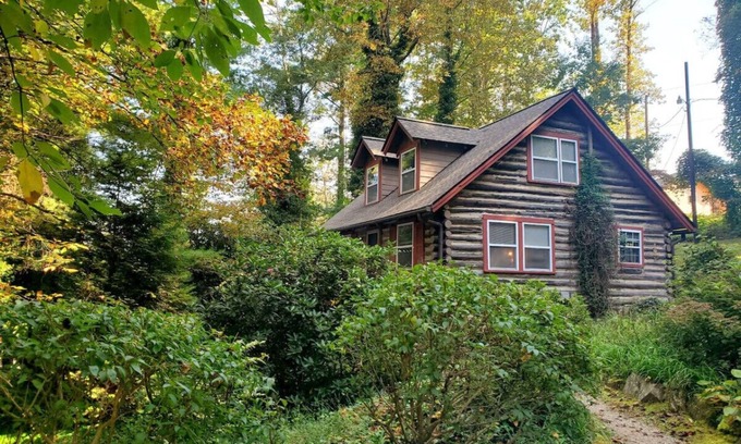 Hendersonville Cabin | Firefly Cabin-1930's Retreat: Bikes, BBQ, walk dtn