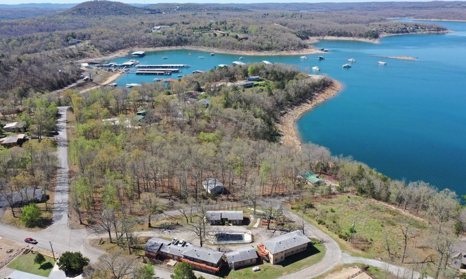 Bull Shoals Resort | First floor Queen Pool View