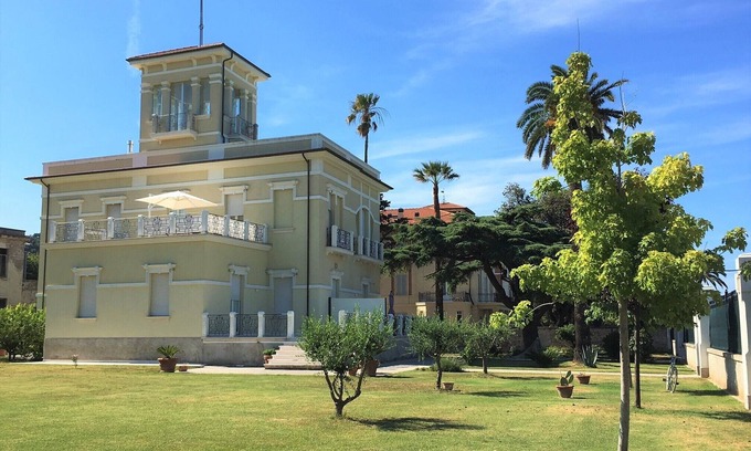 Grottammare House | First row sea with large garden