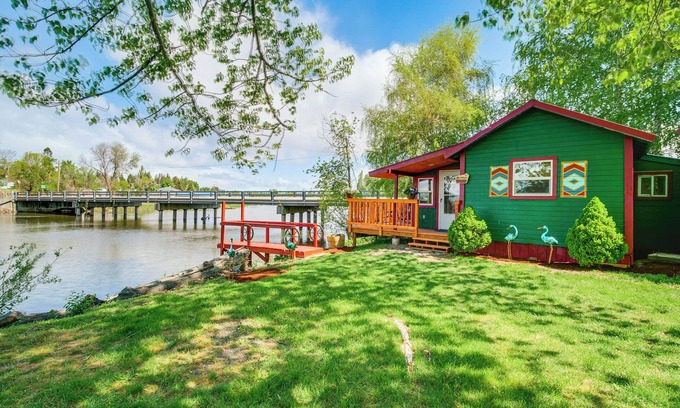 Chiloquin Cabin | Fish & Hike: Peaceful Cabin on Williamson River