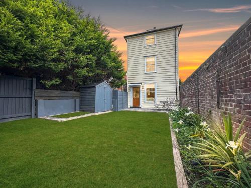 Harwich Apartment | Fisherman's Cottage - Harwich Breaks - BRAND NEW - long stays available great prices - get in touch for all bookings - cottage in harwich - beach stay