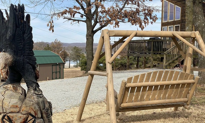 Grove House | FISHERMEN FAMILIES AND FRIENDS! Enjoy a fun winter retreat at the lake cabin!