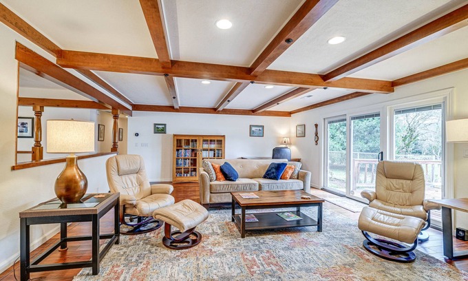 Grants Pass House | Fishing & Rafting Retreat: 7 Mi to Rouge River!