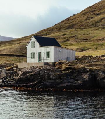 Streymoy House | Fiskahúsið - Waterfront Cabin - Stunning Views