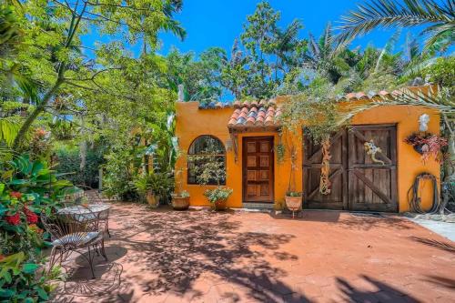 Sunshine Park House | Flamingo Casita - Wander through a Garden Hideaway with Shared Pool