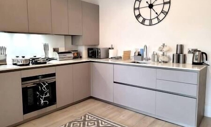 Cheltenham Apartment | Flat 1, 33 Christchurch Road, Cheltenham, GL50 2NY