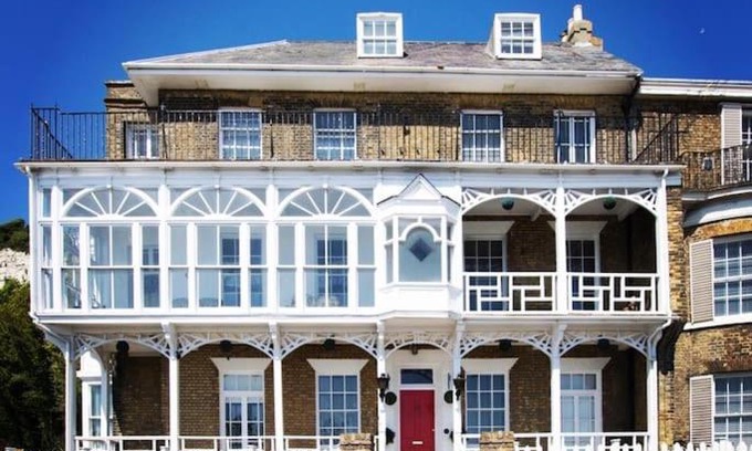 Dover Apartment | Flat 4 Marine Parade House, 1 East Cliff- Next to Dover Port, White Cliffs, Beach, Castle