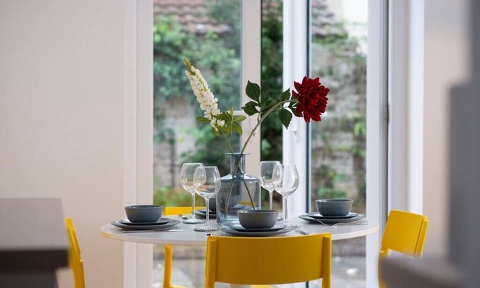 Portsmouth Apartment | Flat B - Bright and spacious 2 bedroom 2 bathroom garden apartment