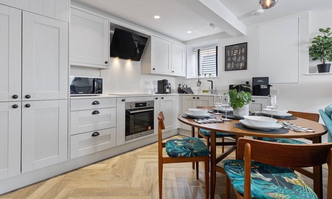 Roundhay Apartment | Flat B Stunning 2 bed in Roundhay, EV charging