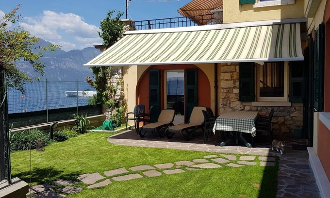 Brenzone sul Garda Apartment | flat 'Beach House' with water view