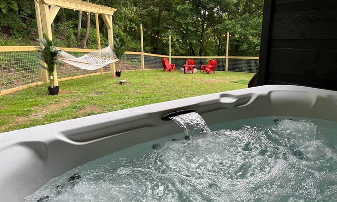 Sevierville Cabin | Flat Fenced yard, hot tub , wifi, pool table