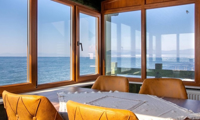 Urla Apartment | Flat w Fireplace, Terrace 3 min to Beach in Urla