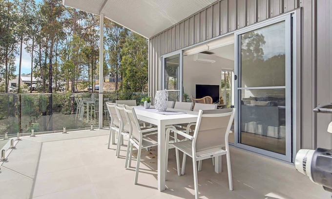 Malua Bay House | Flat Walk to Beach & Shops, WiFi | Bay Dream