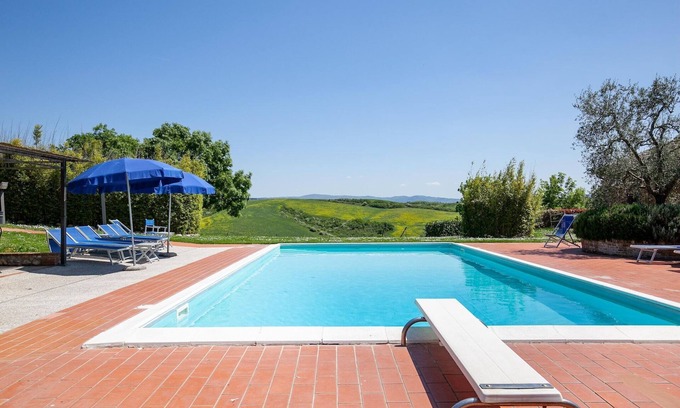 Peccioli Apartment | Flat with swimming pool and air conditioning