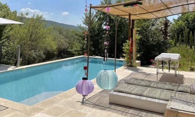 Villars Villa | Fleur de Lys Summary: