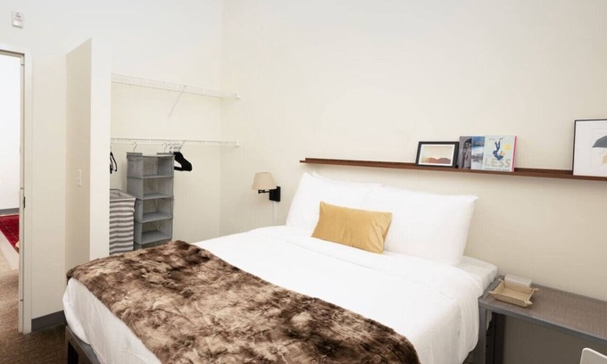 Westown Apartment | Flexhome Cream City 2BR Apt - Just 3 Blocks to Fiserv with Gym and Parking