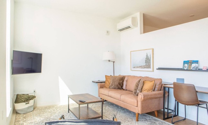 Yankee Hill Apartment | Flexhome East Side 1BR Apt with Balcony, Pool, and Gym