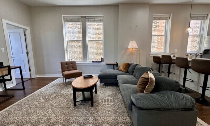 West Town Apartment | Flexhome West Town 2BR Apt T1