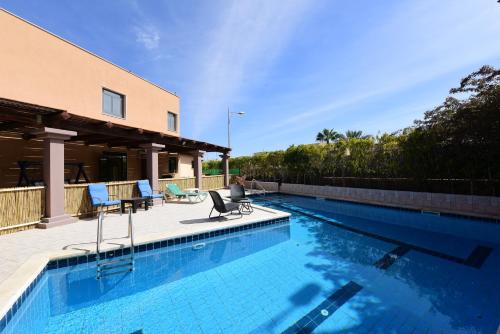 Eilat House | Flintstone Guest House בית ההארחה בן 11 החדרים אינו וילה פרטית אתם מזמינים רק חדרים לא את כל הוילה