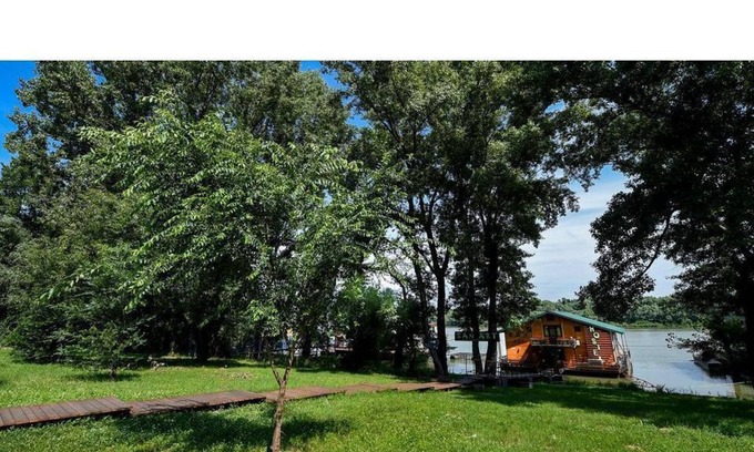 Novi Beograd House | Floating House on the River - Apt 3 (Quadruple Room)