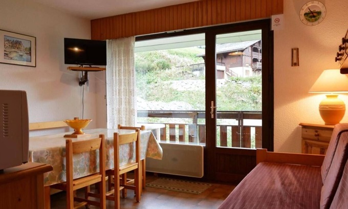 Le Grand-Bornand Apartment | Floor -1, balcony, fireplace or stove, parking, tv, ski locker, 30m², Le Grand Bornand