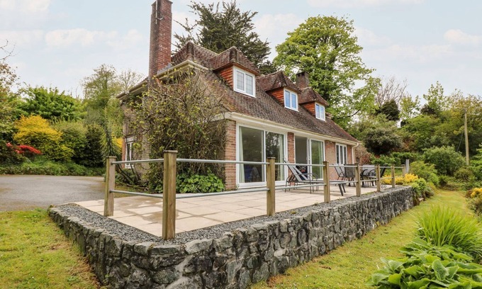 Gillan House | FLUSHING MEADOW, family friendly, with a garden in Helford