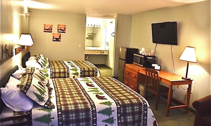 Bellaire Hotel | Footsteps from 4 seasons of fun.