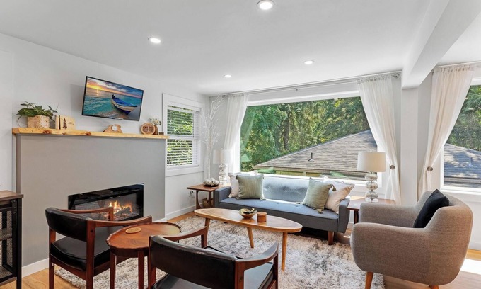 Victory Heights House | Forest Bathing & Yoga Escape @ Creek with a Firepit, Yoga Deck, Games & King Bed