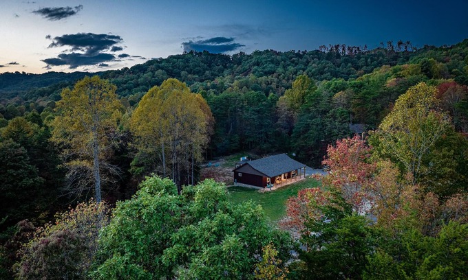 Hico Cabin | Forest Gap - Pizza oven, hot tub, EV charger