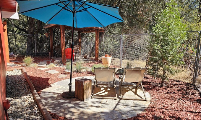 Ahwahnee Cabin | Forested Solitude in Ahwahnee, stargaze in the spa in this quiet pine forest
