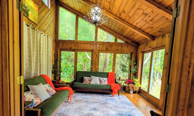 Springwater House | Forestview Lodge: Large 4BR Ranch/Peaceful Nature Stay/Sleeps 12