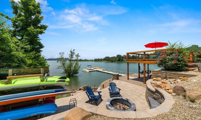 Dandridge House | Fort Sunsets-Best Lakefront Views, Hot Tub, Fire Pit, Dock, Kayaks, Dog Friendly