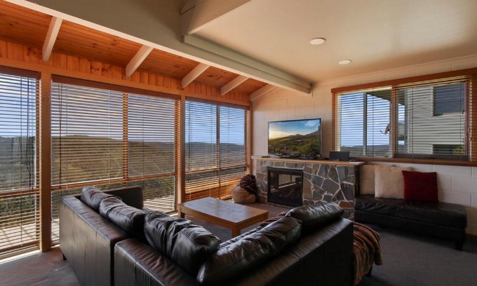 Hotham Heights Apartment | Fountains 6