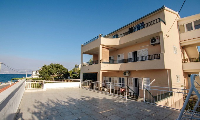 Arbanija Apartment | Four-bedroom apartment near beach Arbanija, Čiovo (A-1122-a)