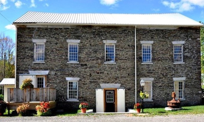 Cooperstown House | FOUR BEDROOOM SUITES AND SHARED SALTWATER POOL