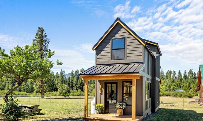 Ronald House | Four Seasons Escape - Tiny home 3min away from lake & trails!