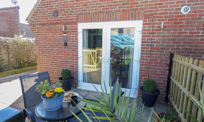 Portland Cottage | FOUR SEASONS, pet friendly, with a garden in Easton Portland