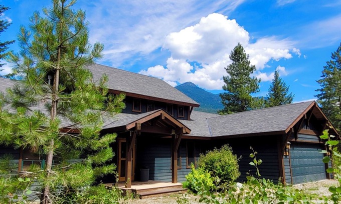 Mazama House | Four Sisters Lodge-Spacious 5-bedroom house in fabulous Mazama with WiFi, AC
