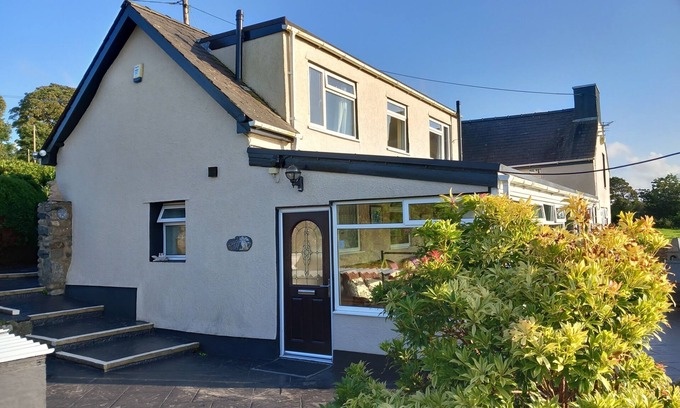 Dinas House | Fox's Lair Farmhouse for Panoramic Views