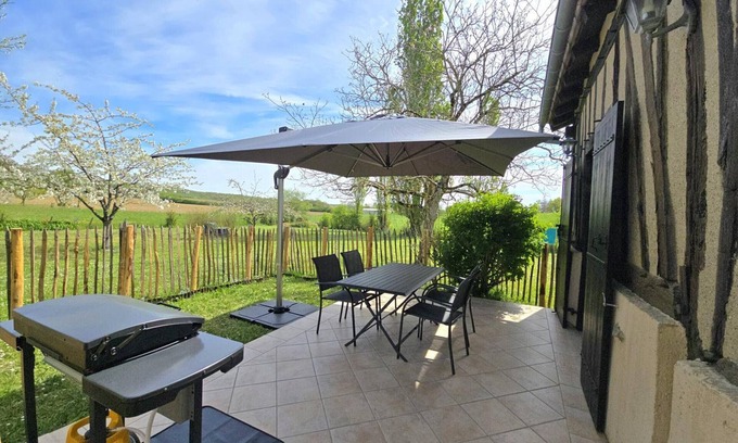 Sainte-Sabine-Born Cottage | Authentic Cottage with Garden and Pool