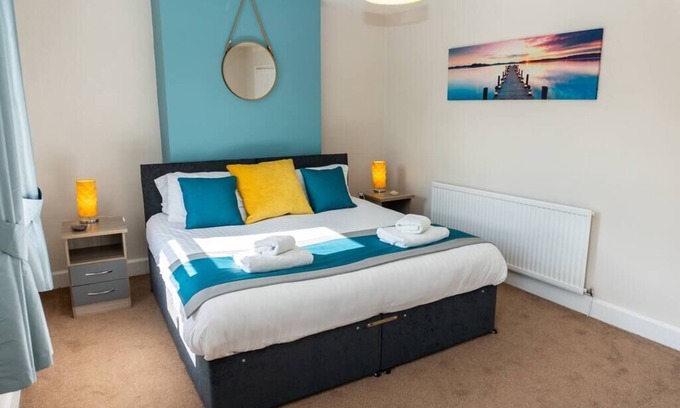 Cheltenham House | Francis House - Cheltenham - 2 Bed Home - Parking