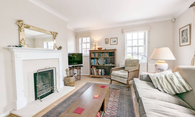 Emsworth Cottage | Frankland House - sleeps 4 guests in 2 bedrooms