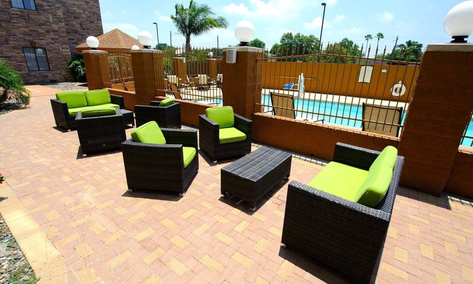 South Side Condo | Free Breakfast Buffet. Close to Great Beaches!