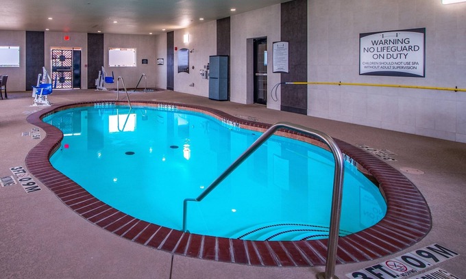 Longview Condo | Free Breakfast. Indoor Pool & Hot Tub. Near Major Businesses.
