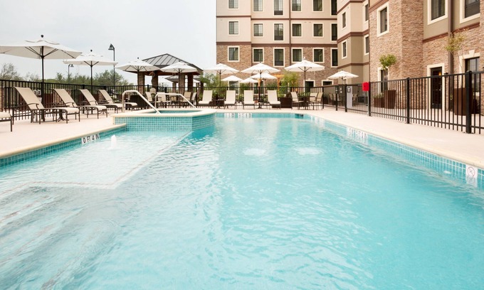 Hollywood Park Condo | Free Breakfast + Outdoor Pool + Hot Tub | 15 Minutes from Six Flags!