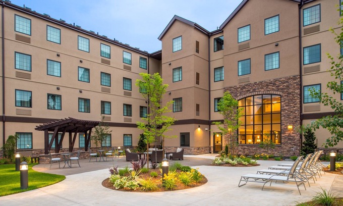 Hillsboro Condo | Free Breakfast. Pool. Gym. Close to Rock Creek Country Club!