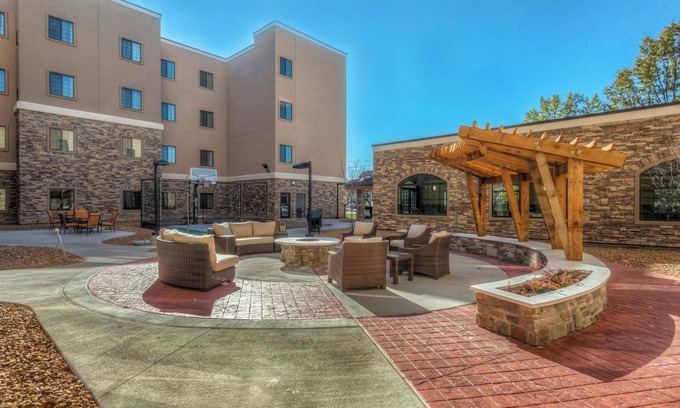 Maryland Heights Condo | Free Breakfast + Shared Pool, Gym, and BBQ Area | Perfect Family Vacation!